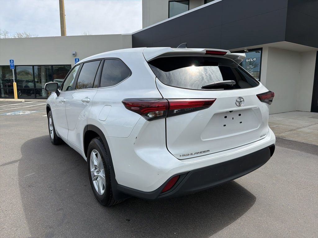 Used 2024 Toyota Highlander LE AWD/4WD image 9