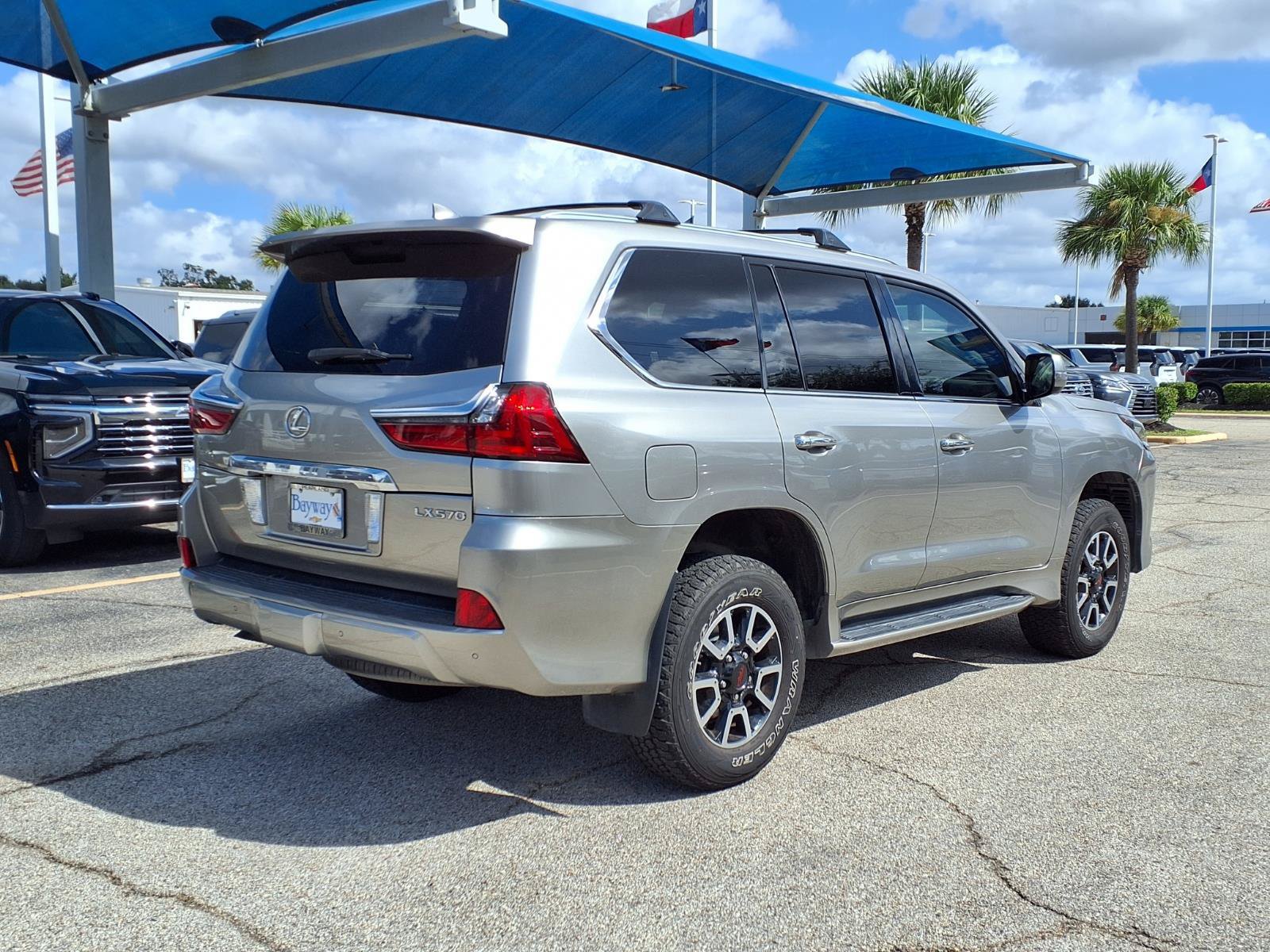 Used 2016 Lexus LX 570 4WD w/ Luxury Package image 2