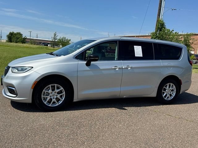 Used 2024 Chrysler Pacifica Touring-L FWD image 3