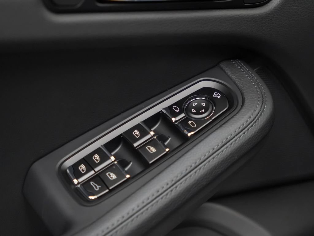 Certified 2026 Porsche Macan AWD/4WD image 24
