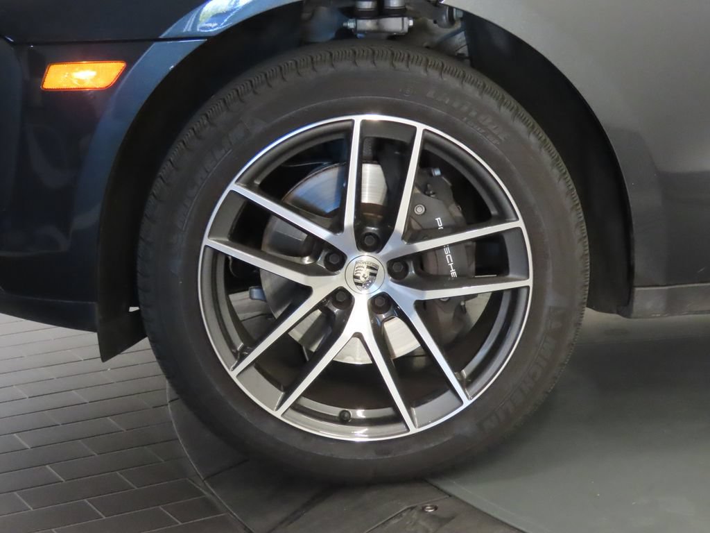 Certified 2025 Porsche Macan AWD/4WD image 11