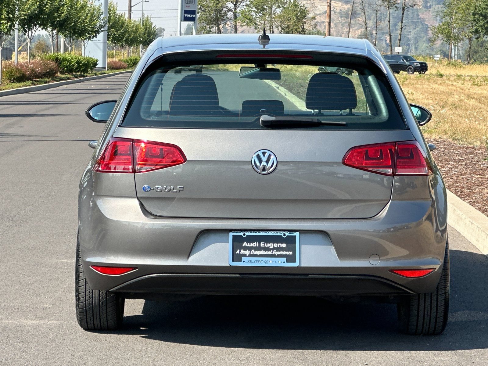 Used 2016 Volkswagen e-Golf SE w/ DC Fast Charging Package FWD image 4