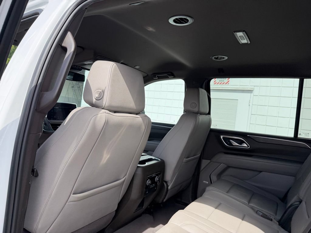 Used 2024 Chevrolet Suburban LT RWD image 17