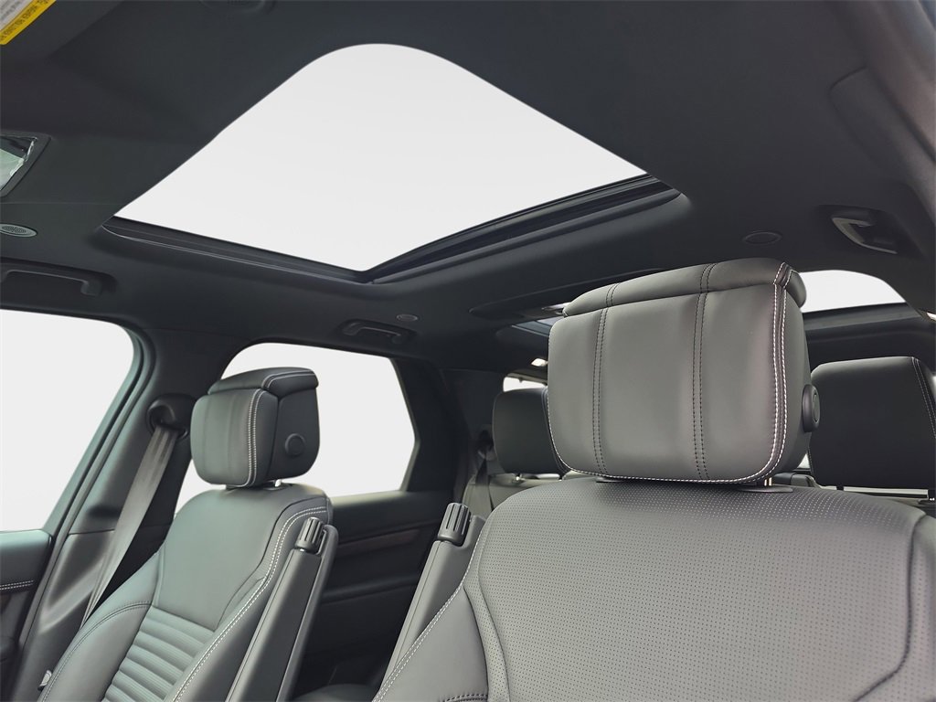 New 2025 Land Rover Discovery Dynamic SE image 32