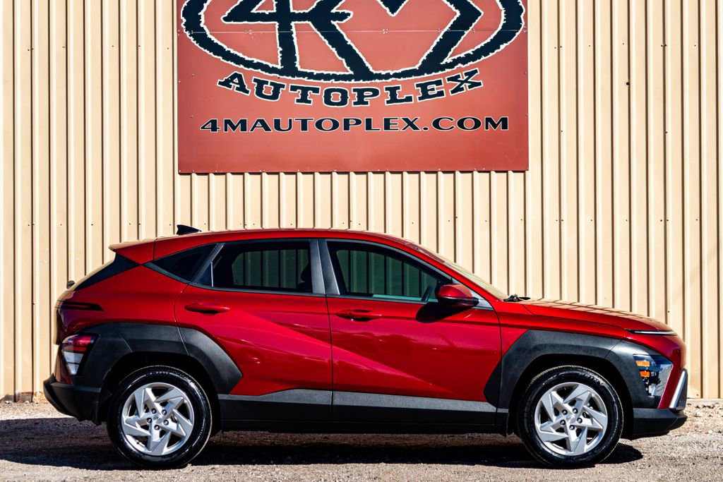 Used 2024 Hyundai Kona SE image 2