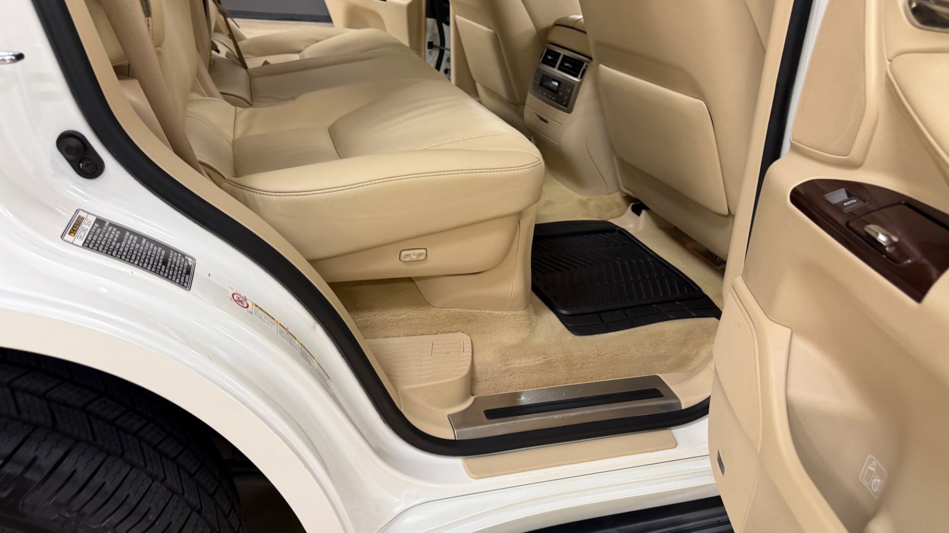 Used 2013 Lexus LX 570 4WD w/ Luxury Pkg w/Pre-crash image 22
