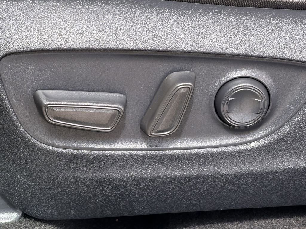 Used 2025 Toyota RAV4 XLE FWD image 28