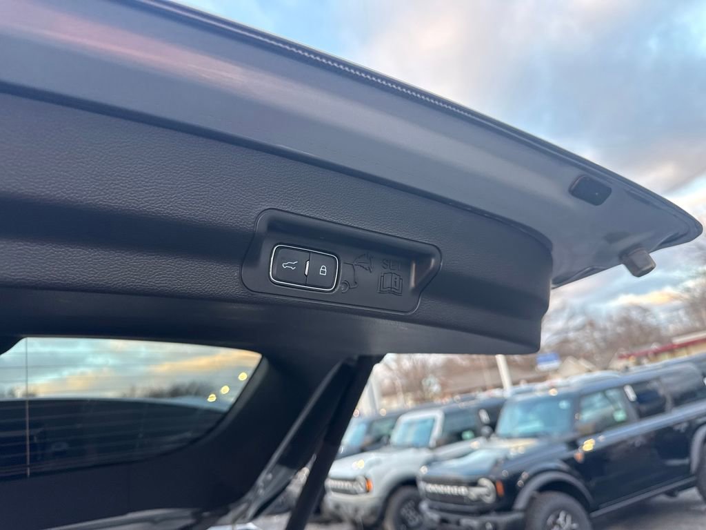 Used 2023 Ford Explorer XLT AWD/4WD image 12