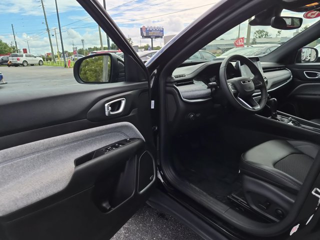 Used 2025 Jeep Compass Latitude w/ Sun & Sound Group AWD/4WD image 9