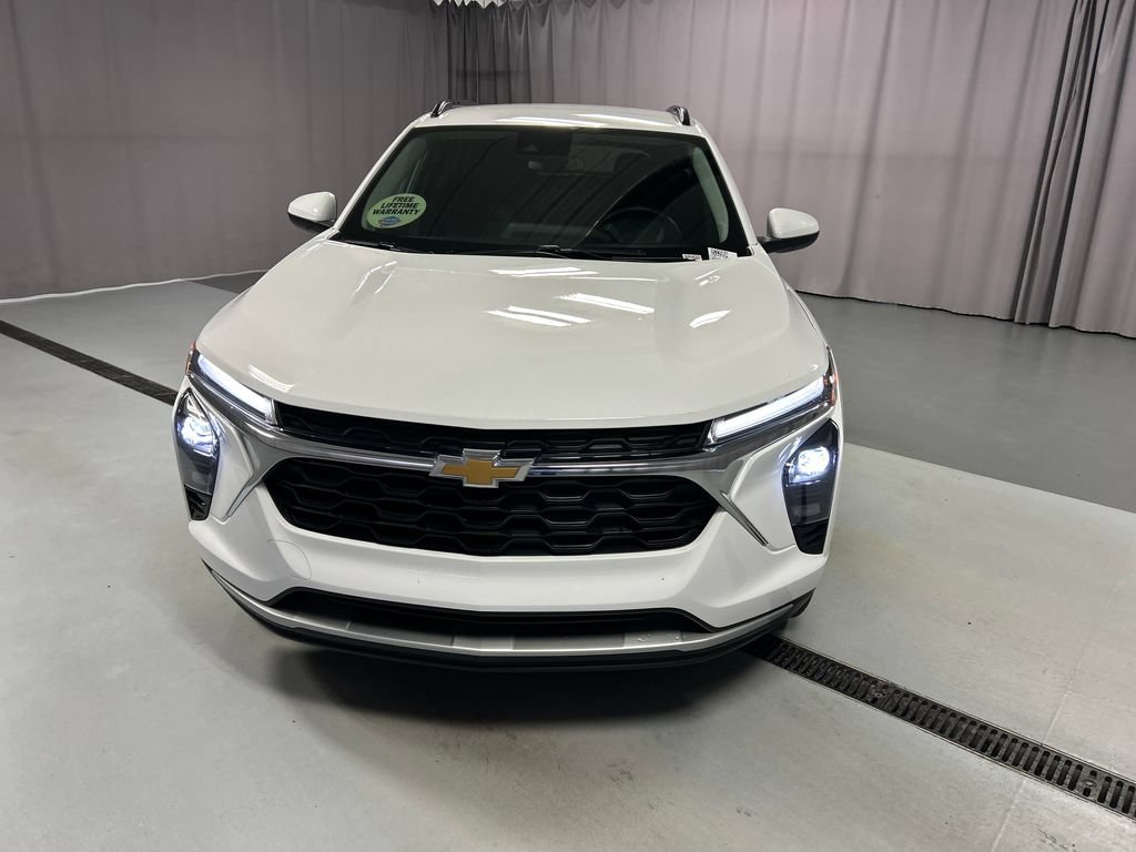 Used 2025 Chevrolet Trax LT w/ LT Convenience Package FWD image 2