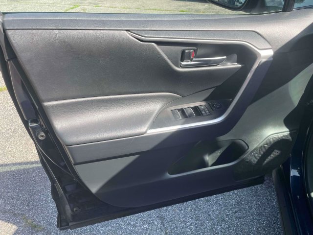 Used 2025 Toyota RAV4 XLE AWD/4WD image 17