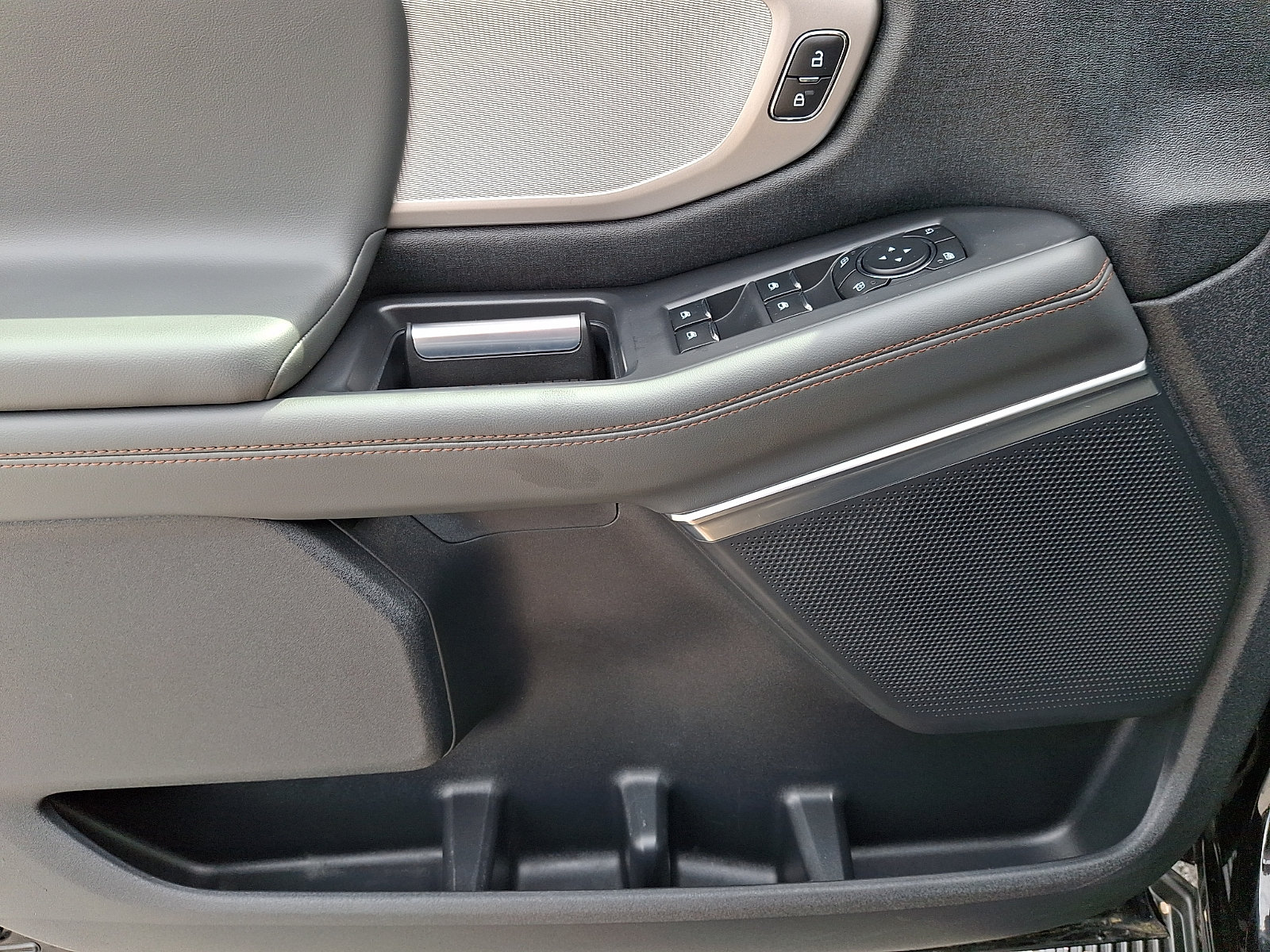 Used 2025 Ford Expedition Max Active AWD/4WD image 13