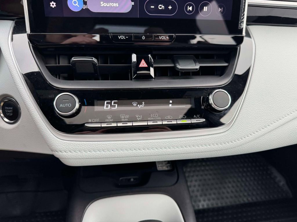 Used 2025 Toyota Corolla SE w/ SE Premium Package image 29