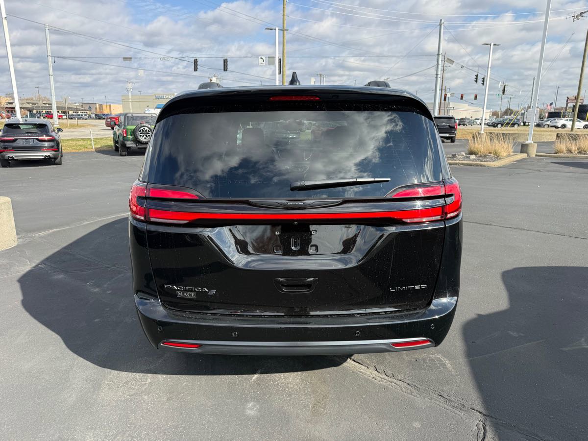 Used 2025 Chrysler Pacifica Limited image 5