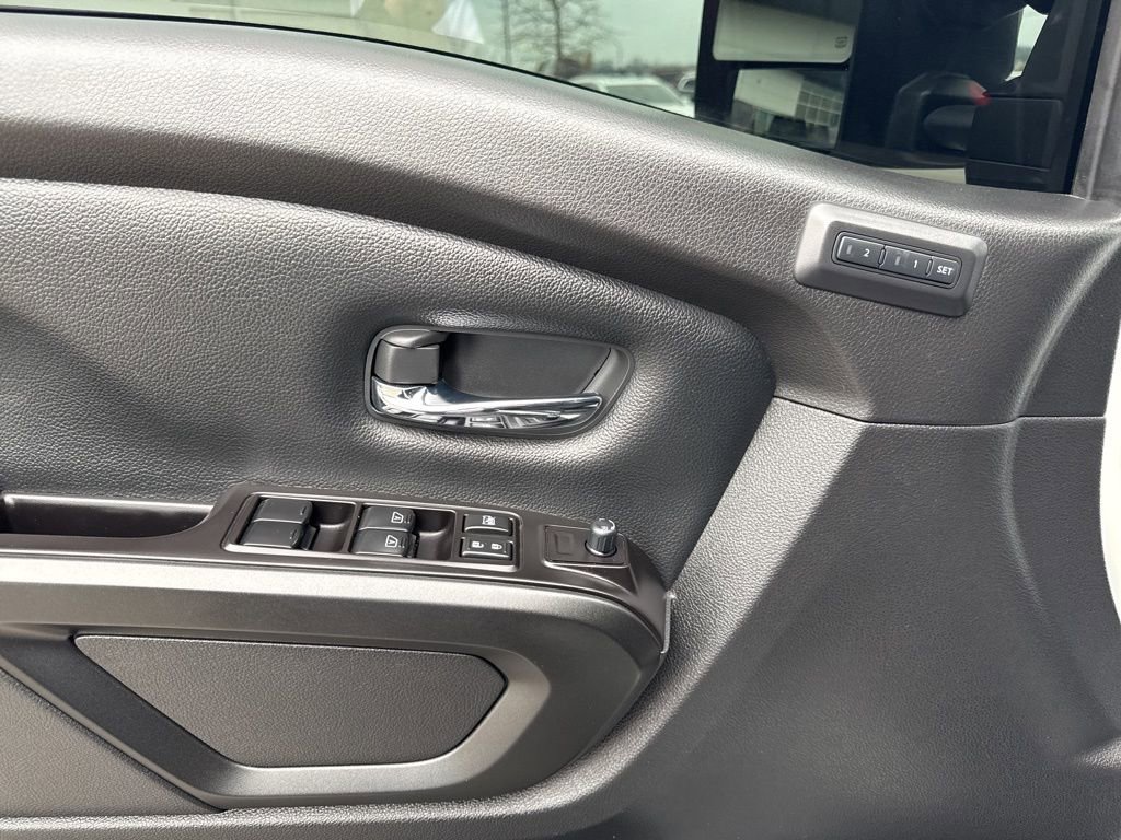 Used 2021 Nissan Titan PRO-4X w/ Pro-4x Convenience Package image 11