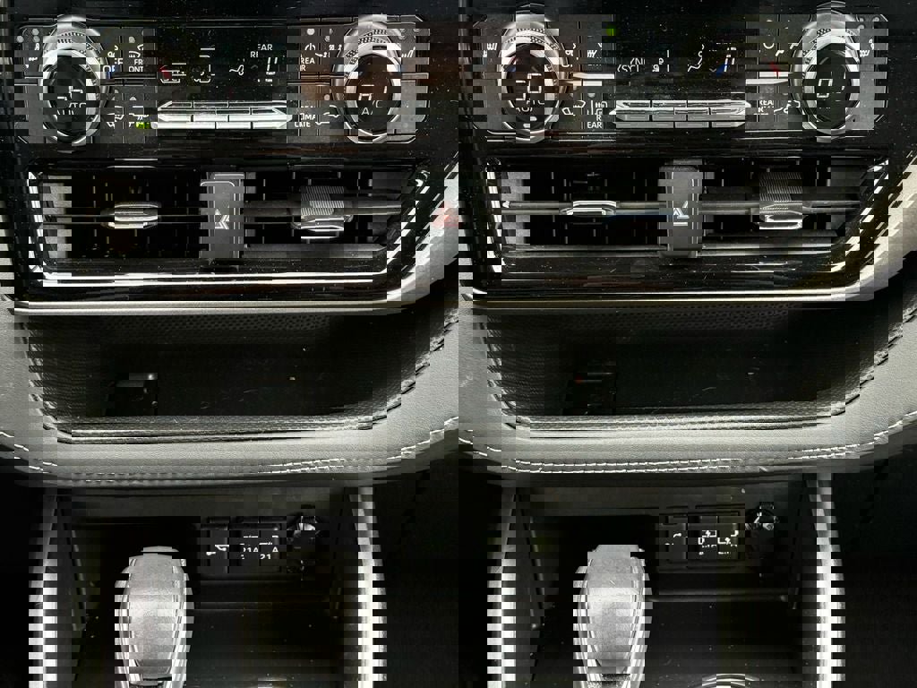 Used 2021 Toyota Highlander XLE image 25