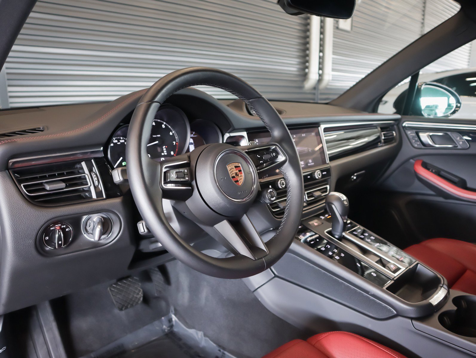 Certified 2023 Porsche Macan AWD/4WD image 4