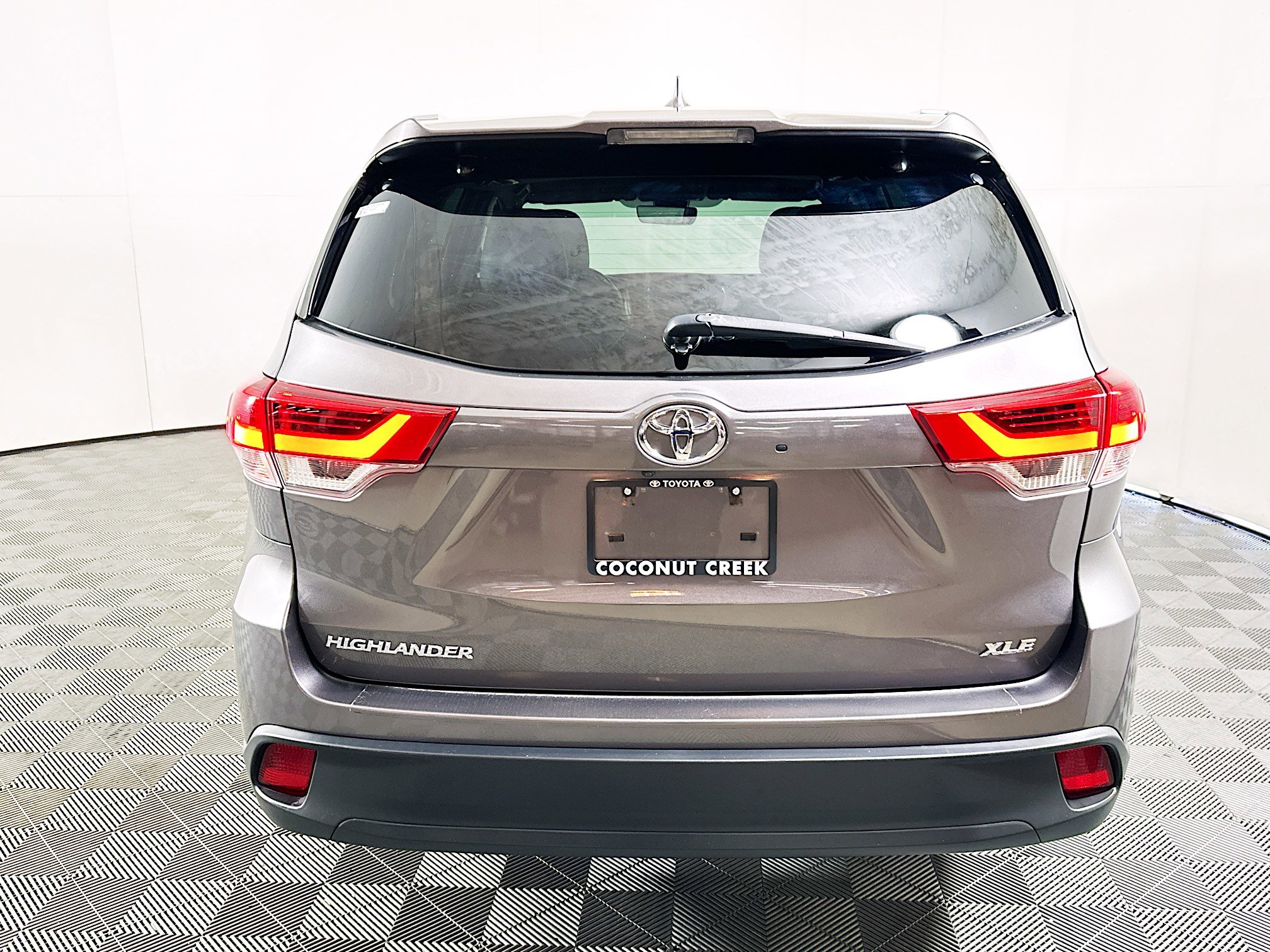 Used 2019 Toyota Highlander XLE FWD image 4