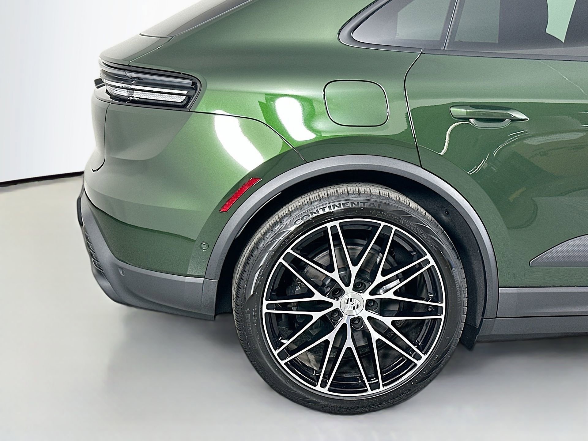 Certified 2025 Porsche Macan Electric image 13