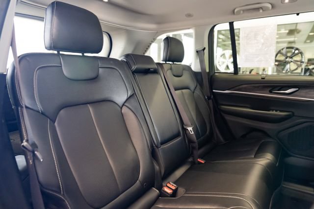 Used 2023 Jeep Grand Cherokee Limited w/ Luxury Tech Group II AWD/4WD image 31