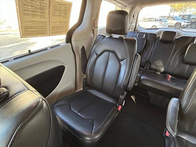 Certified 2023 Chrysler Pacifica Touring-L FWD image 12