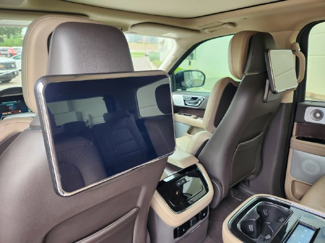 Certified 2023 Lincoln Navigator Reserve AWD/4WD image 19