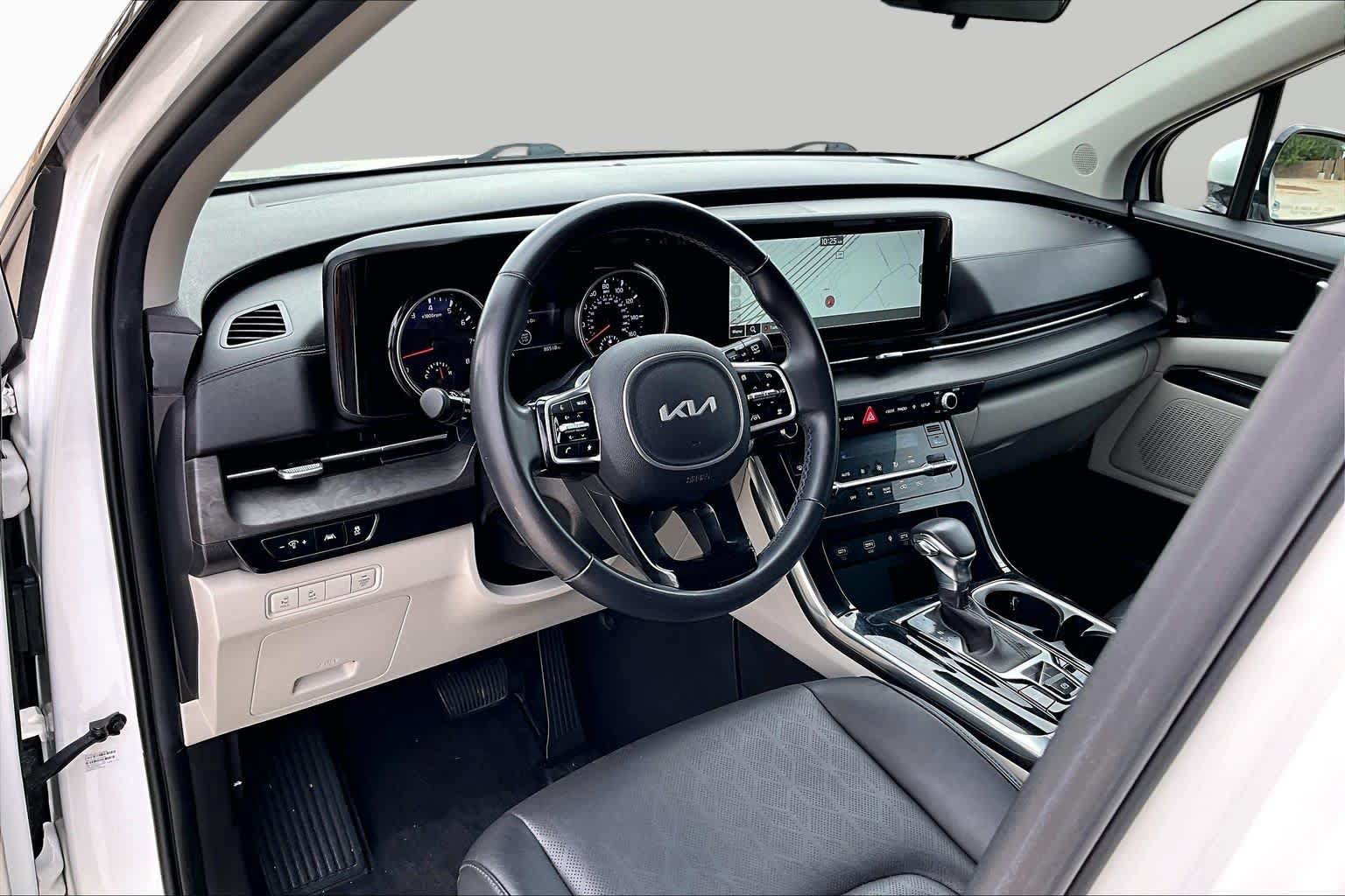 Used 2023 Kia Carnival EX FWD image 16