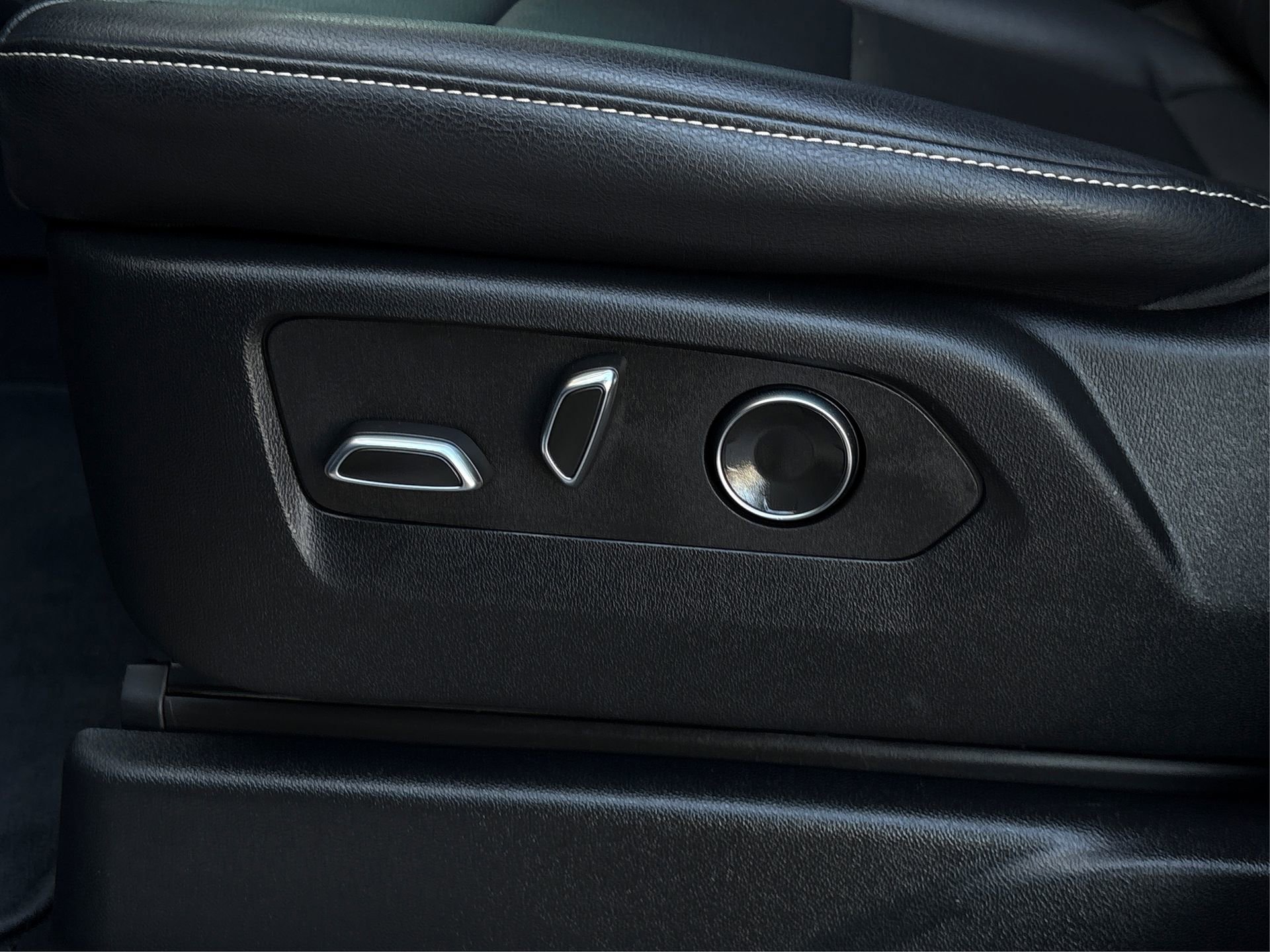 Certified 2024 Cadillac Escalade Luxury image 34