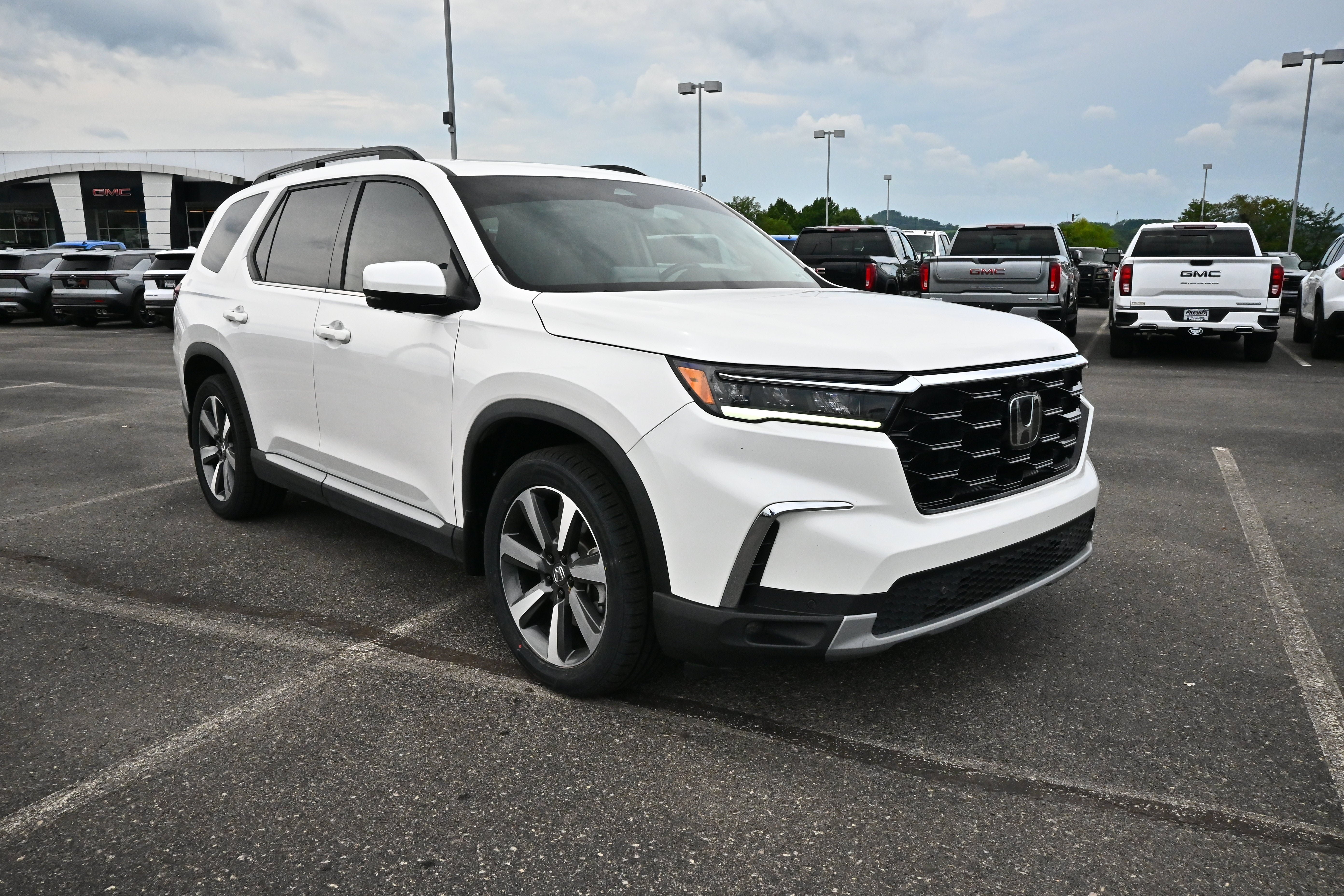 Used 2025 Honda Pilot Elite image 2