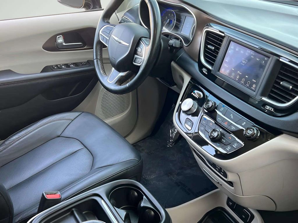 Used 2019 Chrysler Pacifica Touring-L FWD image 6
