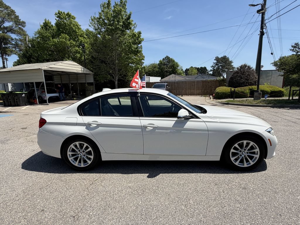 Used 2018 BMW 320i xDrive Sedan AWD/4WD image 4