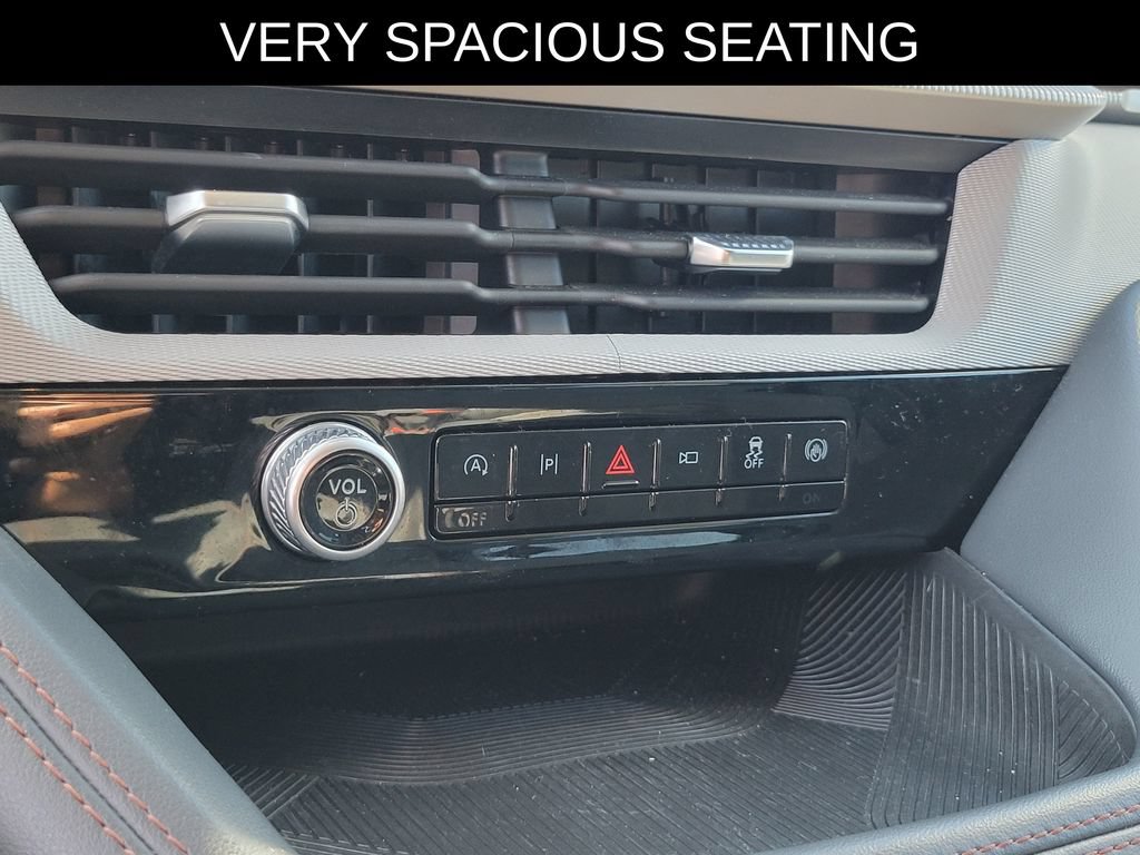 Used 2025 Ford Explorer Active AWD/4WD image 27