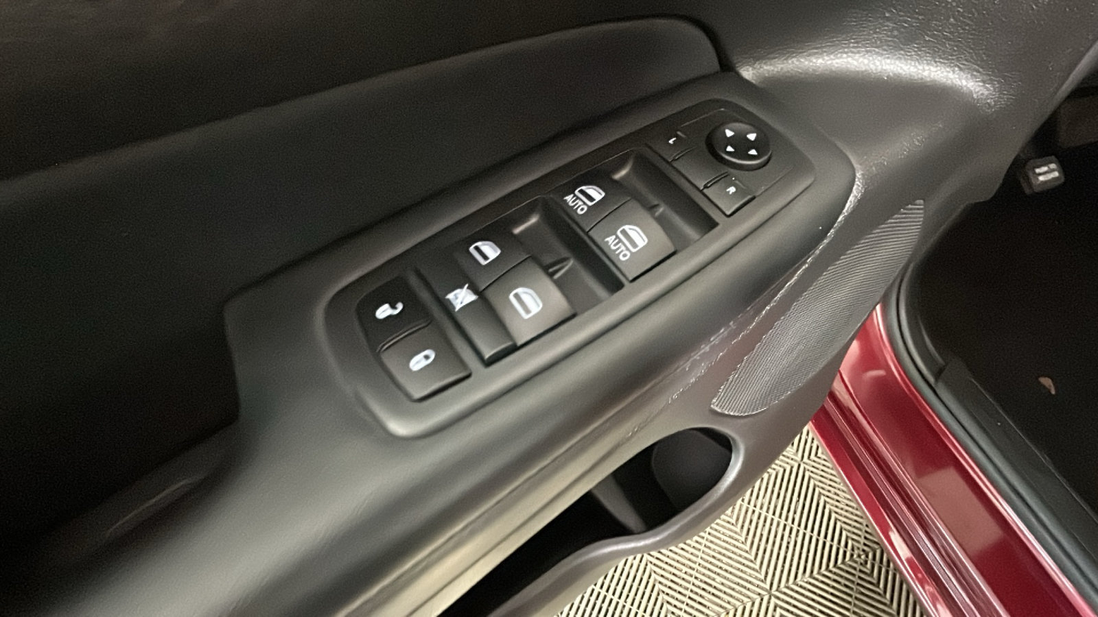 Used 2020 Jeep Grand Cherokee Altitude AWD/4WD image 13