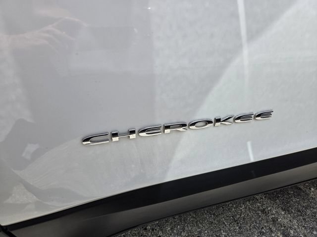 Used 2016 Jeep Cherokee Limited FWD image 4