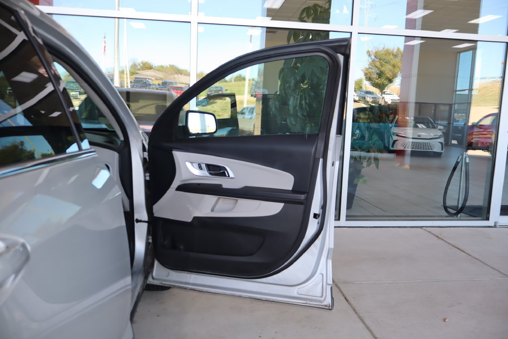Used 2017 Chevrolet Equinox LT w/ Driver Confidence Package II AWD/4WD image 35