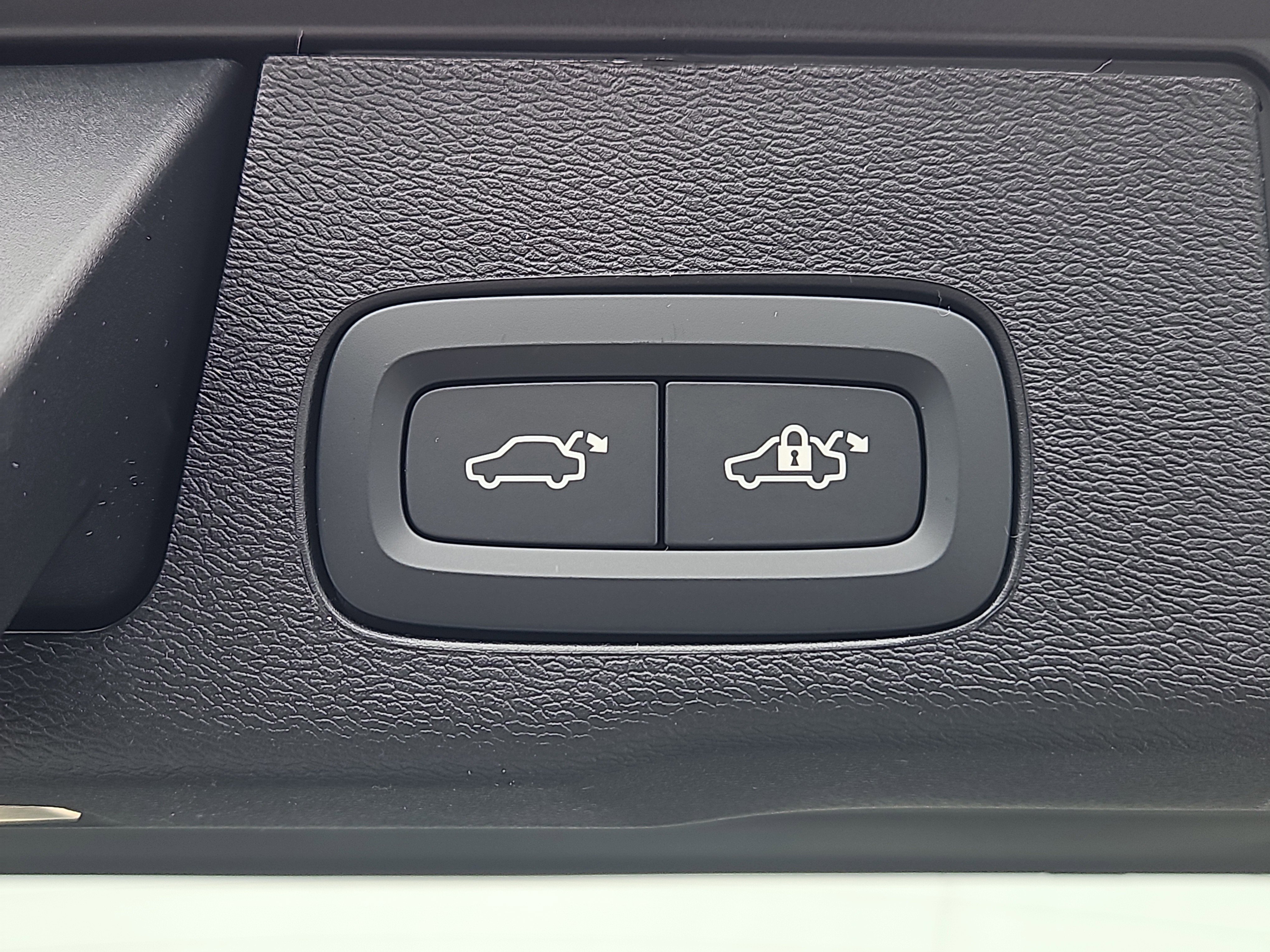 New 2026 Volvo XC60 T8 Ultra w/ Protection Package Premier image 13