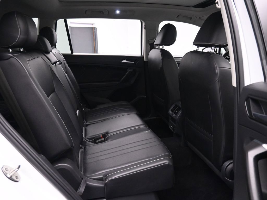 Used 2022 Volkswagen Tiguan SE w/ Panoramic Sunroof Package FWD image 20