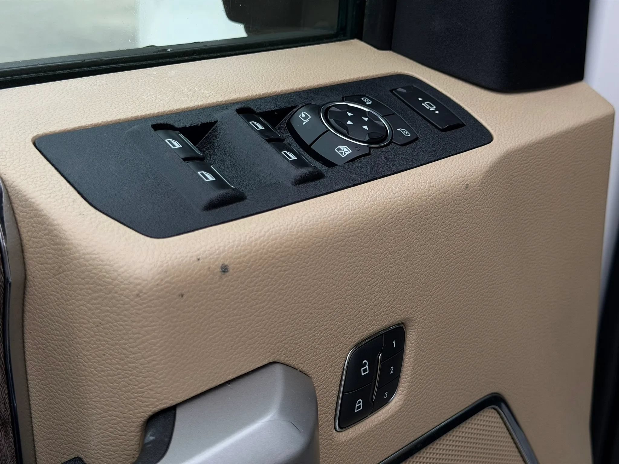 Used 2019 Ford F250 Lariat w/ Lariat Ultimate Package AWD/4WD image 17