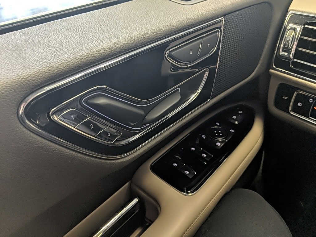Certified 2024 Lincoln Navigator Premiere image 31
