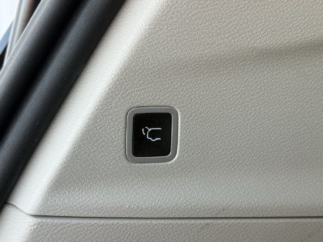 Used 2022 Chrysler Voyager LX FWD image 31