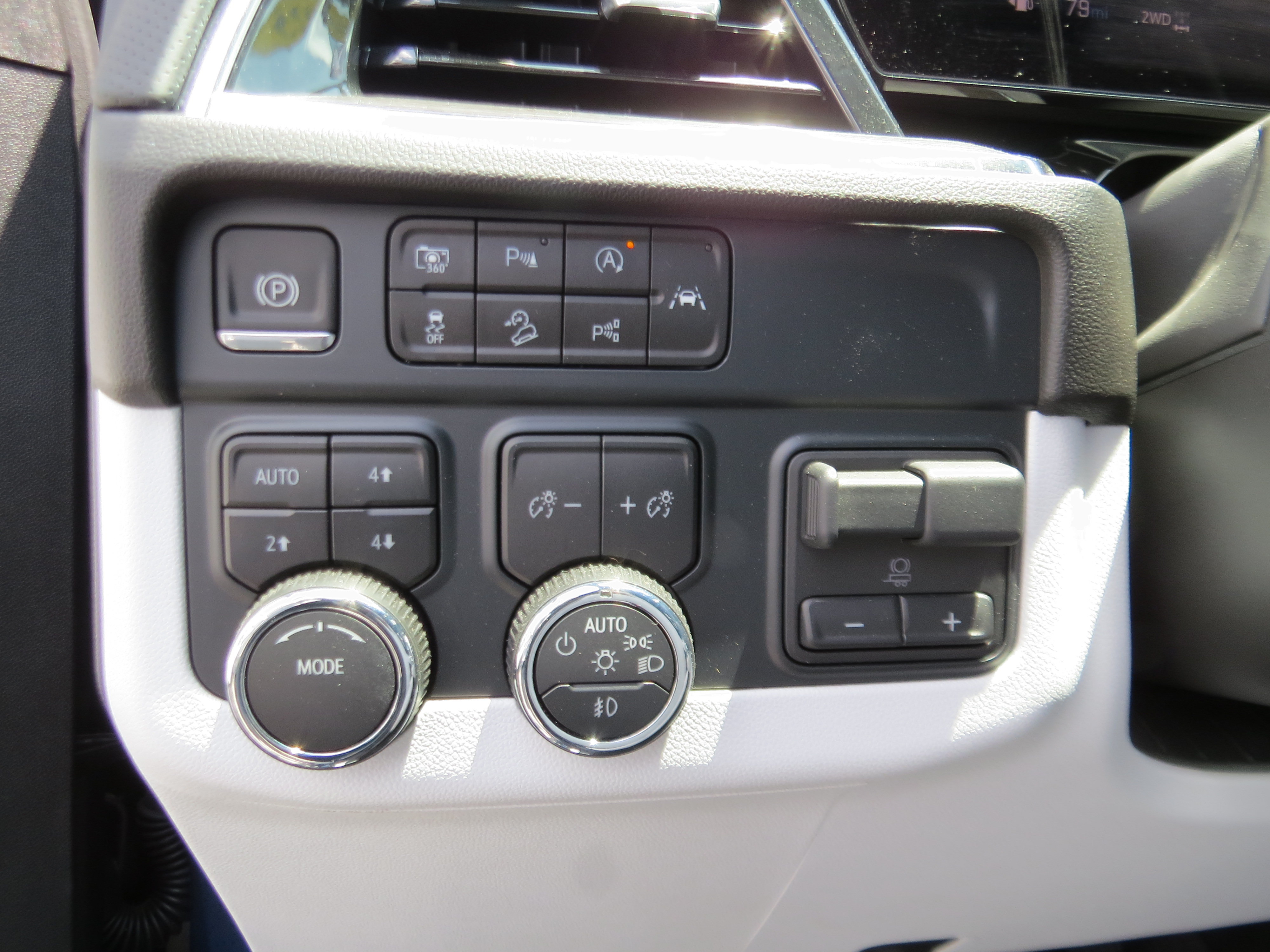 Used 2025 Chevrolet Suburban Premier AWD/4WD image 24