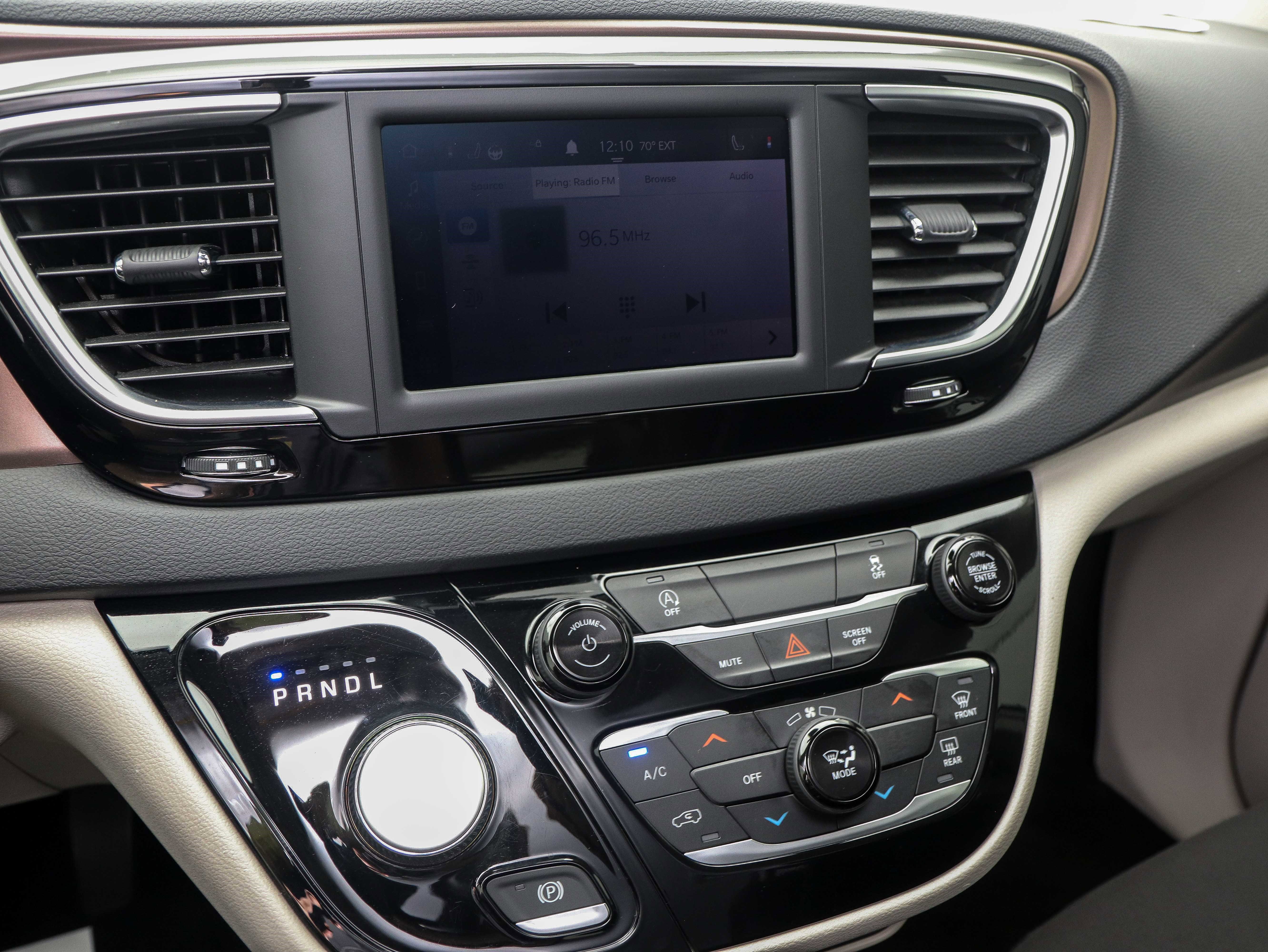 Used 2023 Chrysler Voyager LX image 24