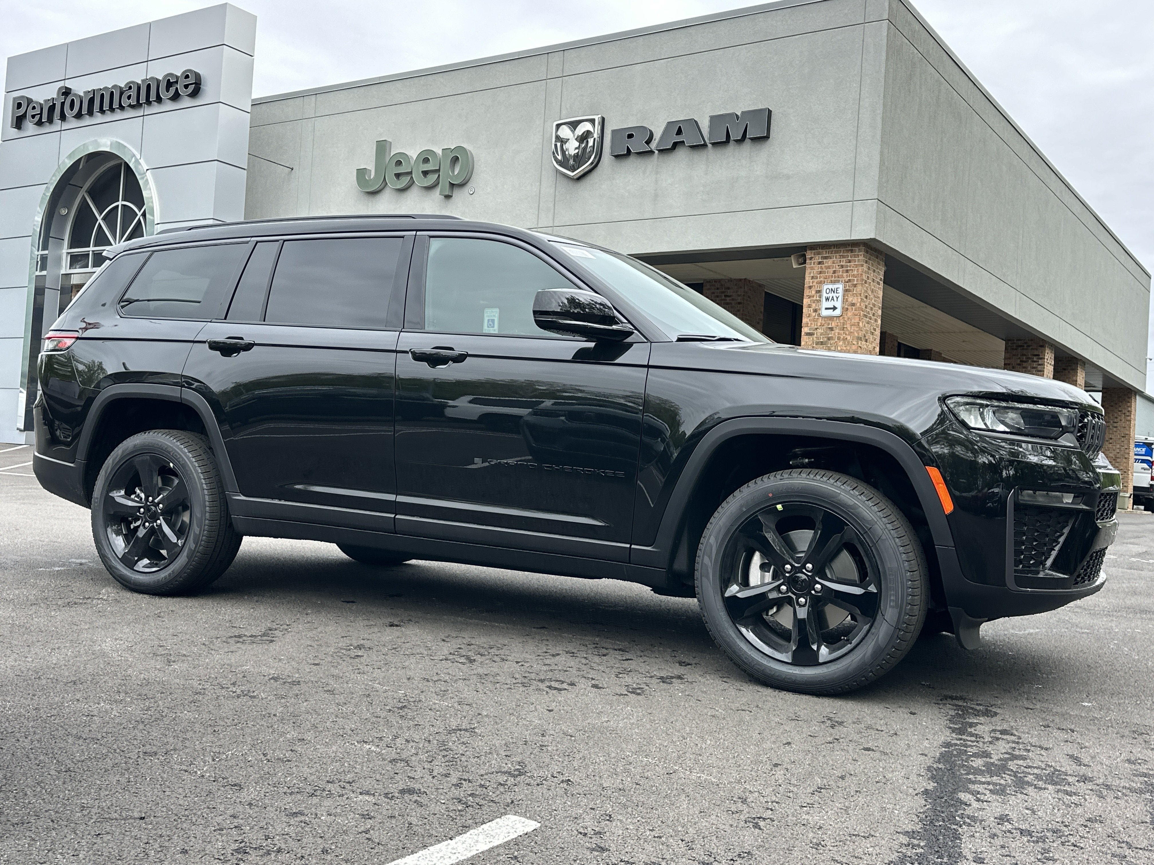 New 2026 Jeep Grand Cherokee L Limited w/ Limited Altitude Package AWD/4WD image 18