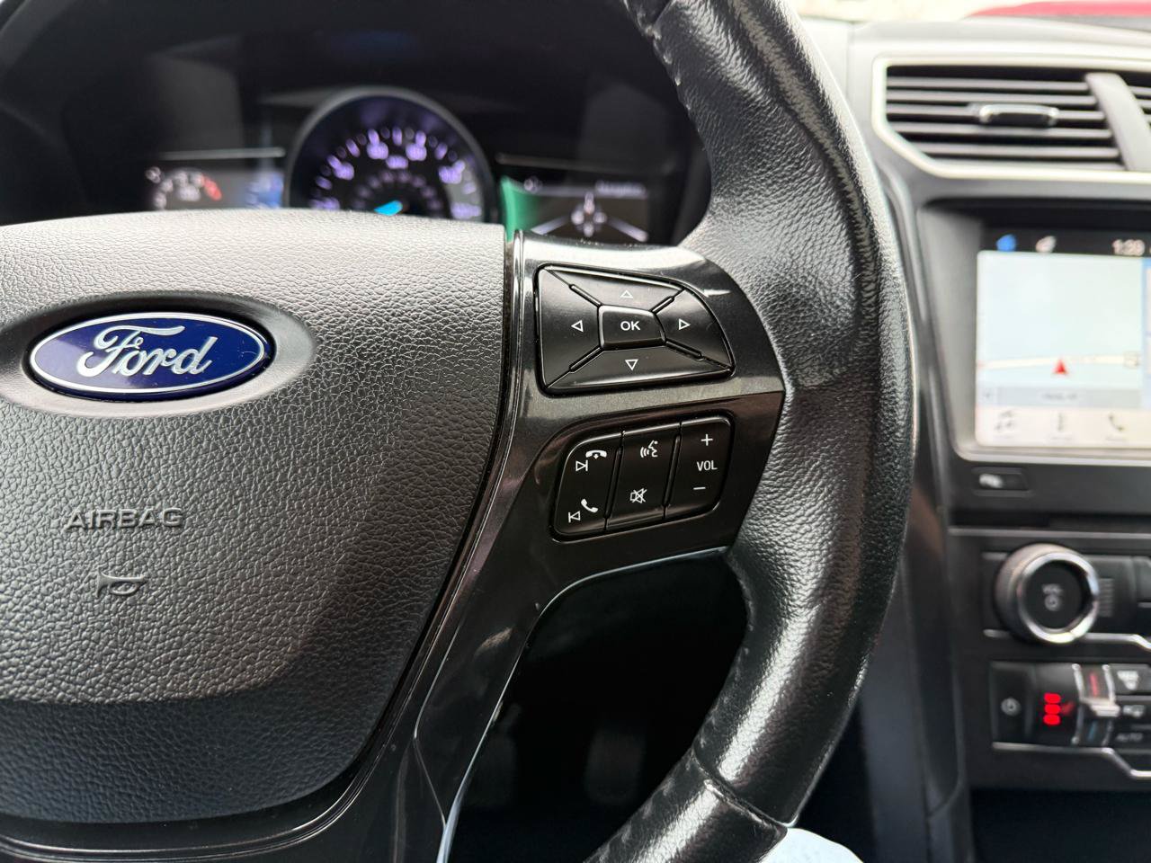 Used 2018 Ford Explorer XLT w/ Equipment Group 202A FWD image 24