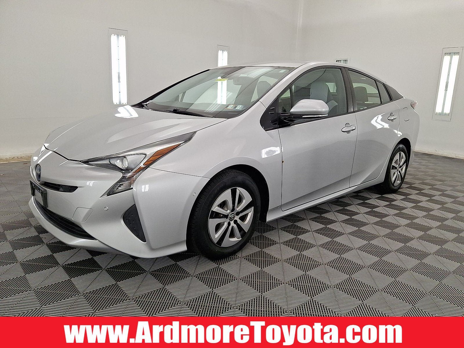 Used 2017 Toyota Prius Four FWD image 1