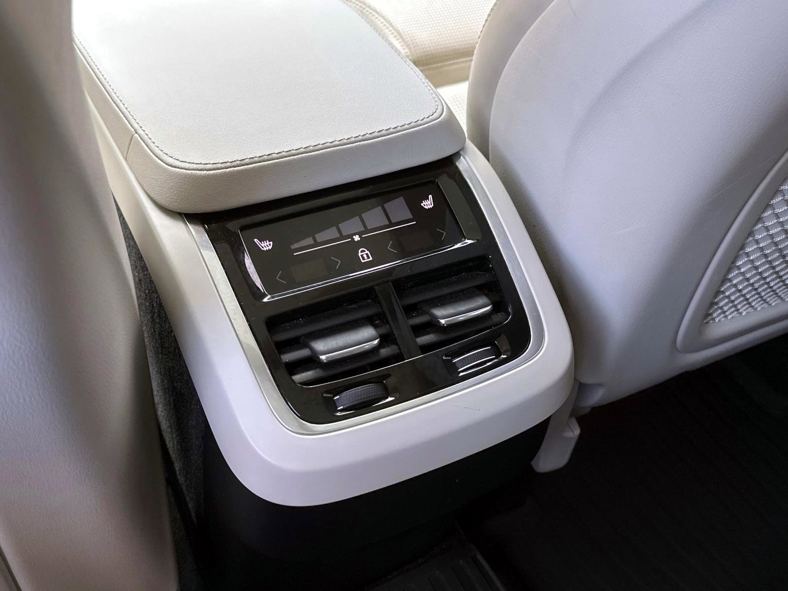 Certified 2023 Volvo XC90 B6 Ultimate w/ Protection Package Premier image 15