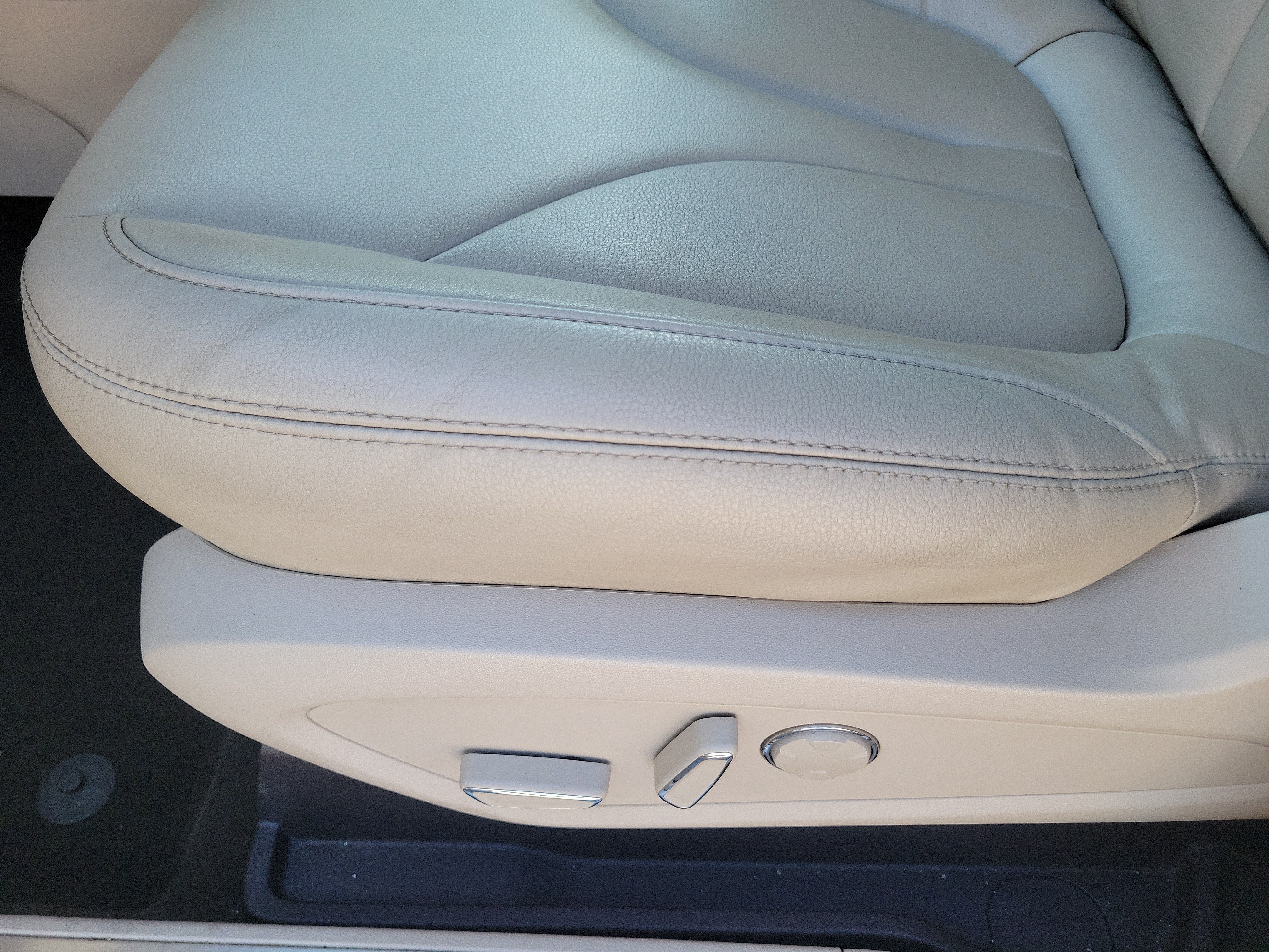 Used 2019 Lincoln MKC Premiere FWD image 13