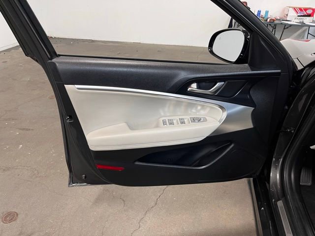 Used 2025 Genesis G70 2.5T RWD image 23