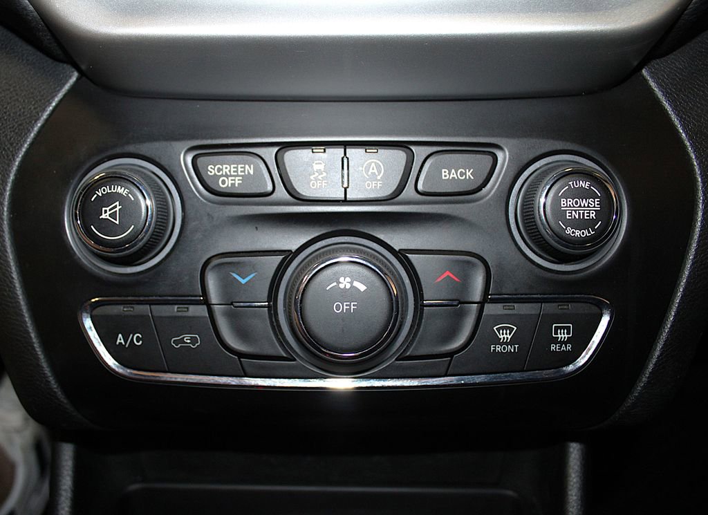 Certified 2018 Jeep Cherokee Latitude Plus w/ Cold Weather Group AWD/4WD image 21
