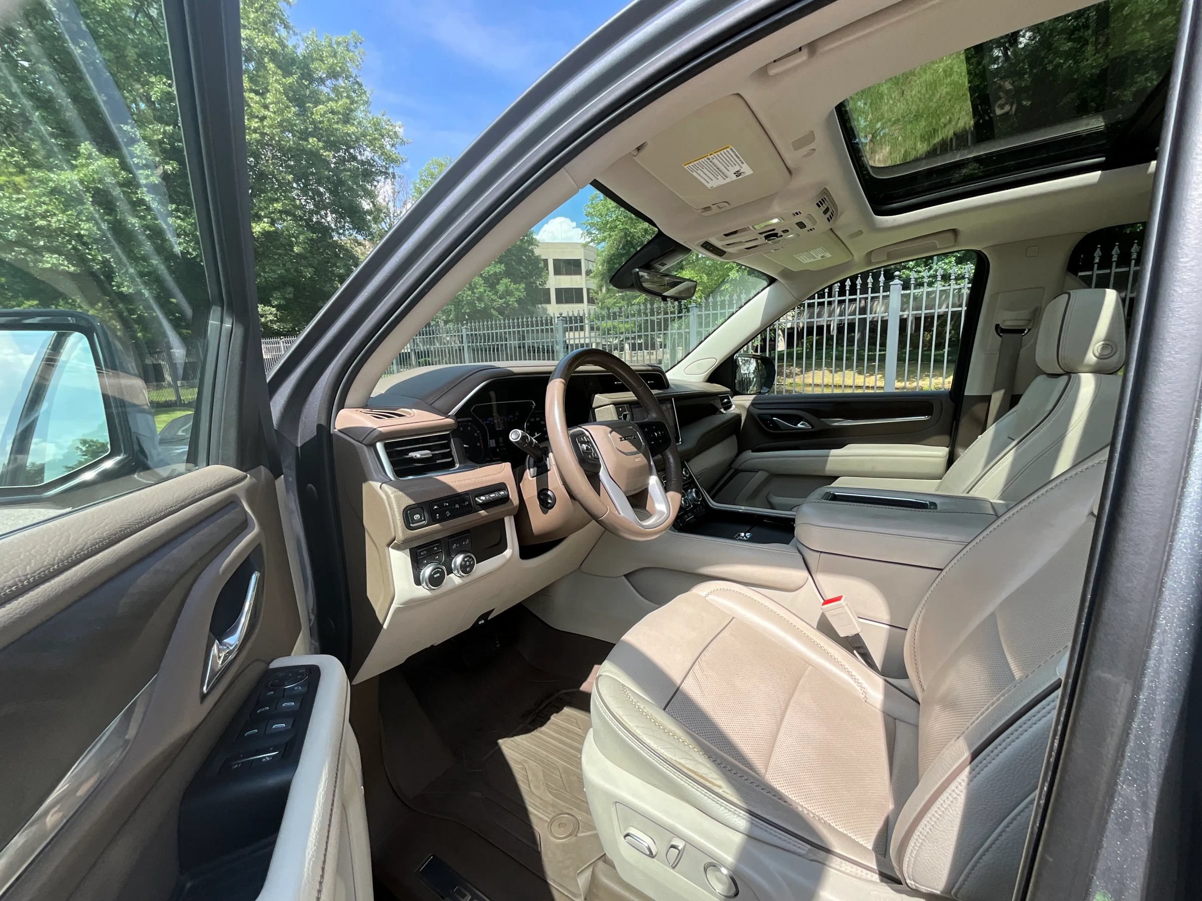 Used 2021 GMC Yukon Denali w/ Denali Premium Package AWD/4WD image 9